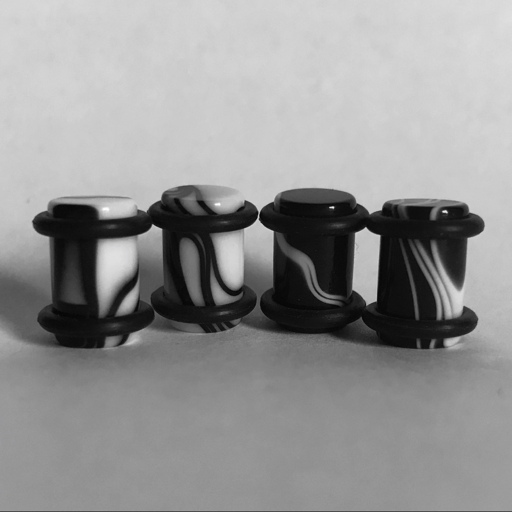 0g Acrylic Marble No Flare Plugs (NEVER WORN)